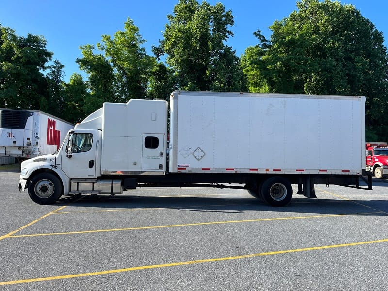 Box Truck with Sleeper for Sale